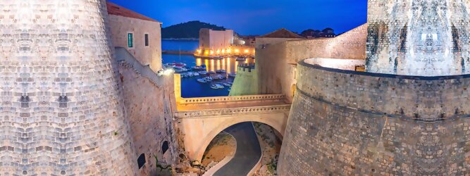 Trip Familienurlaub Stadt Urlaub - Dubrovnik - Einen Wahnsinns Panoramablick hat man von Dubrovniks Hausberg Srd. Empor geht’s ganz easy und entspannt, minutenschnell mit der Luftseilbahn. Für begeisterte GOT-Fans empfiehlt sich die speziell geführte Game-of-Thrones-Tour zu den bekanntesten Drehorten und Schauplätzen der erfolgreichen Kultserie, der Eiserne Thron ist auf der kleinen idyllischen Insel Lokrum zu bestaunen. Die beliebtesten Orte für Dubrovnik Ferien, locken mit besten Angebote für Hotels und Ferienunterkünfte mit Werbeaktionen, Rabatten, Sonderangebote für Dubrovnik Urlaub buchen. Reisedaten eingeben und Hotel Flug Mietwagen Attraktionen Taxis für eine Dubrovnik Reise flexibel buchen. Sollten sich die Pläne ändern, sind viele der Unterkünfte und Zimmer in Dubrovnik kostenfrei stornierbar.